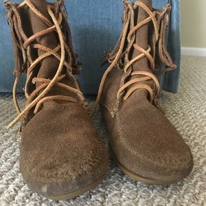 Minnetonka Tamper Boot 5.5